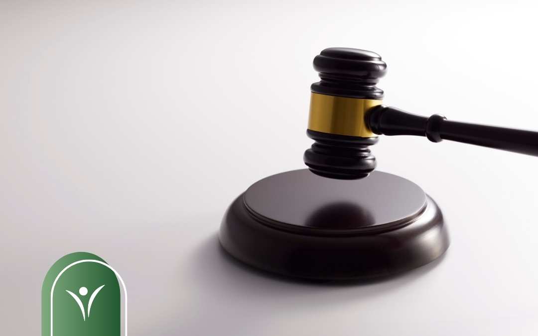 Młotek sędziowski na tle neutralnym. Grafika symbolizująca odwołanie do sądu w sprawie decyzji WZON i świadczenia wspierającego.