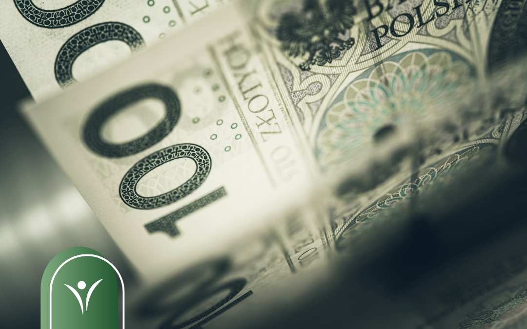 Banknoty złotowe symbolizujące wysokość świadczenia wspierającego i jego waloryzację.