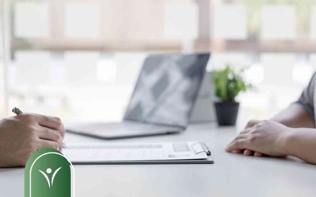 Pracownik WZON analizujący codzienne czynności z osobą z niepełnosprawnością podczas ustalania poziomu wsparcia.