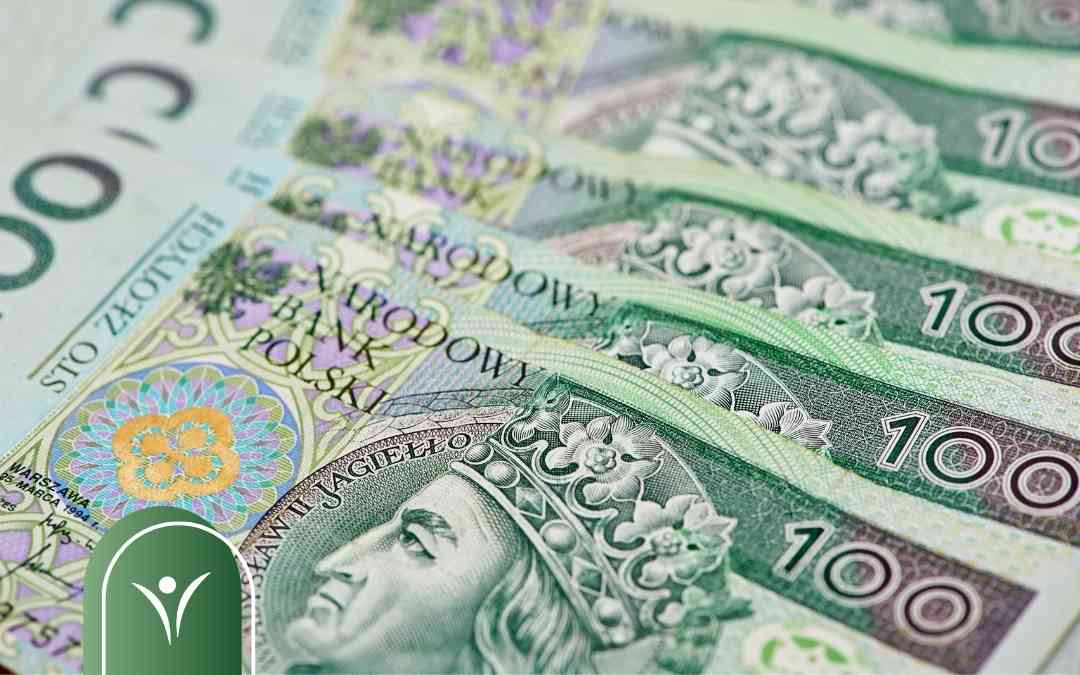 Polskie banknoty stuzłotowe ułożone warstwowo – ilustracja do tematu wsparcia finansowego dla osób z niepełnosprawnościami.