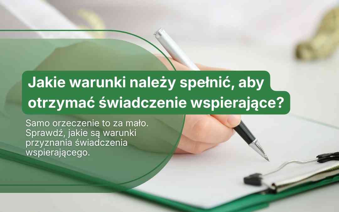 Zbliżenie na dłoń z długopisem i kartkę na zielonej podstawce. Osoba wypełnia wniosek.
