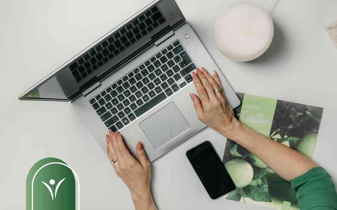 Dłonie kobiety na klawiaturze laptopa podczas składania elektronicznego wniosku o świadczenie wspierające.