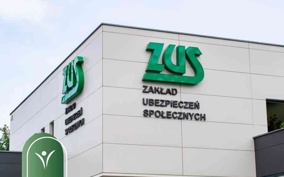 Nowoczesny budynek Zakładu Ubezpieczeń Społecznych z widocznym zielonym logotypem ZUS i pełną nazwą instytucji.