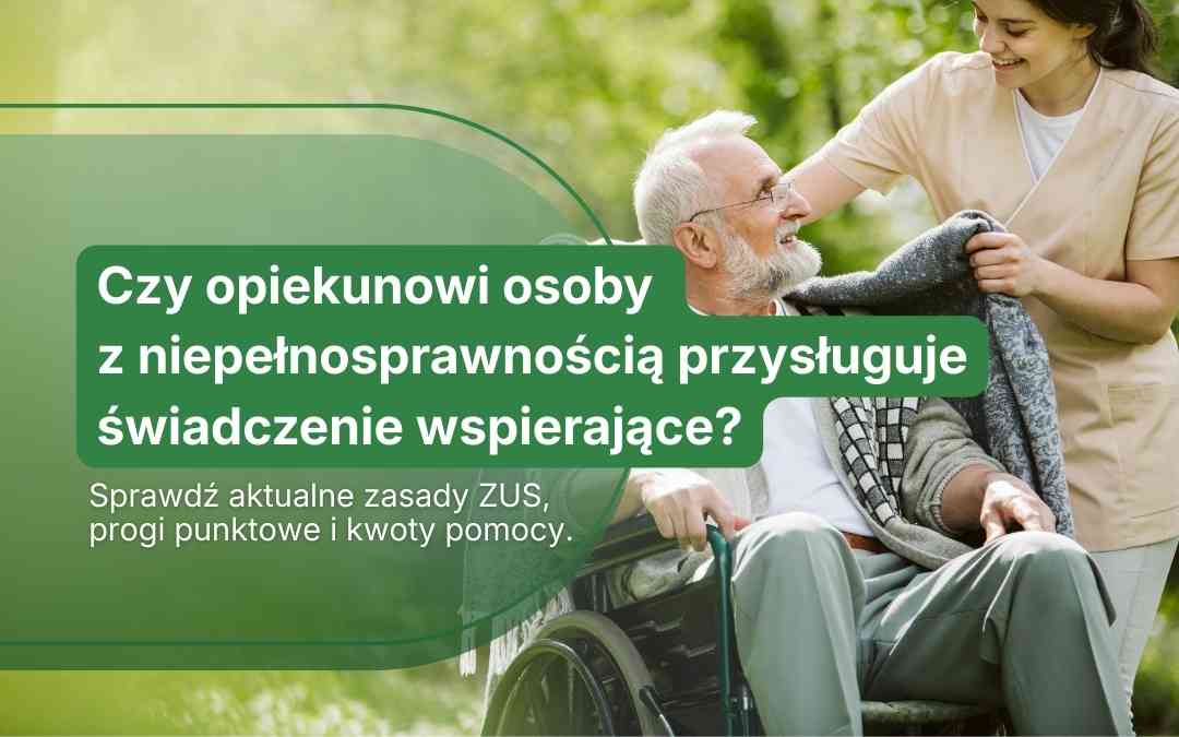 Uśmiechnięta opiekunka okrywa kocem seniora na wózku inwalidzkim.