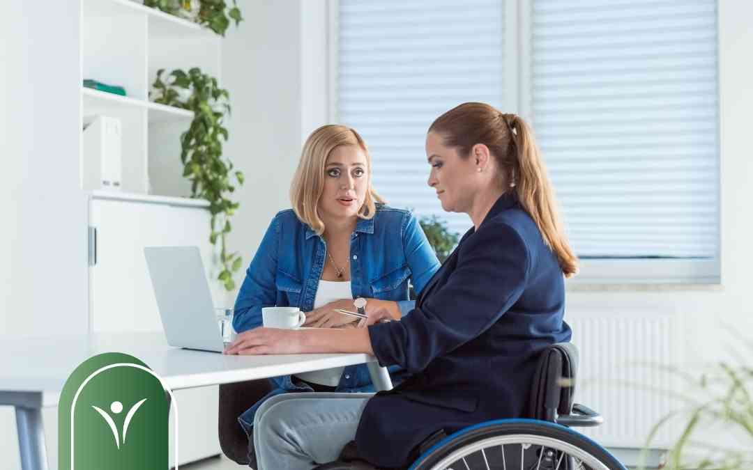 Kobieta na wózku konsultuje z ekspertką wniosek o ponowne rozpatrzenie sprawy o świadczenie wspierające.