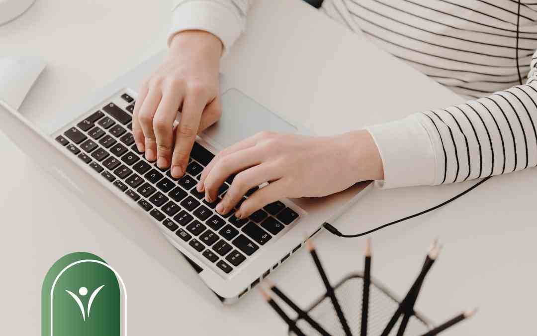 Osoba wysyła elektroniczny wniosek o świadczenie wspierające przez portal PUE ZUS na laptopie.