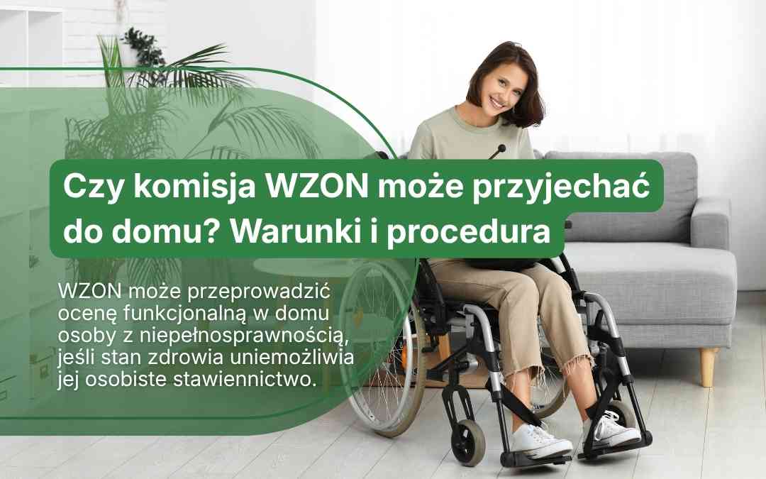 Osoba na wózku inwalidzkim siedzi w salonie, przed zielonym banerem z napisem o warunkach i procedurze wizyty komisji WZON w domu.