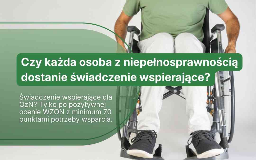 Mężczyzna na wózku inwalidzkim obok informacji, że świadczenie wspierające przysługuje po uzyskaniu minimum 70 punktów WZON.
