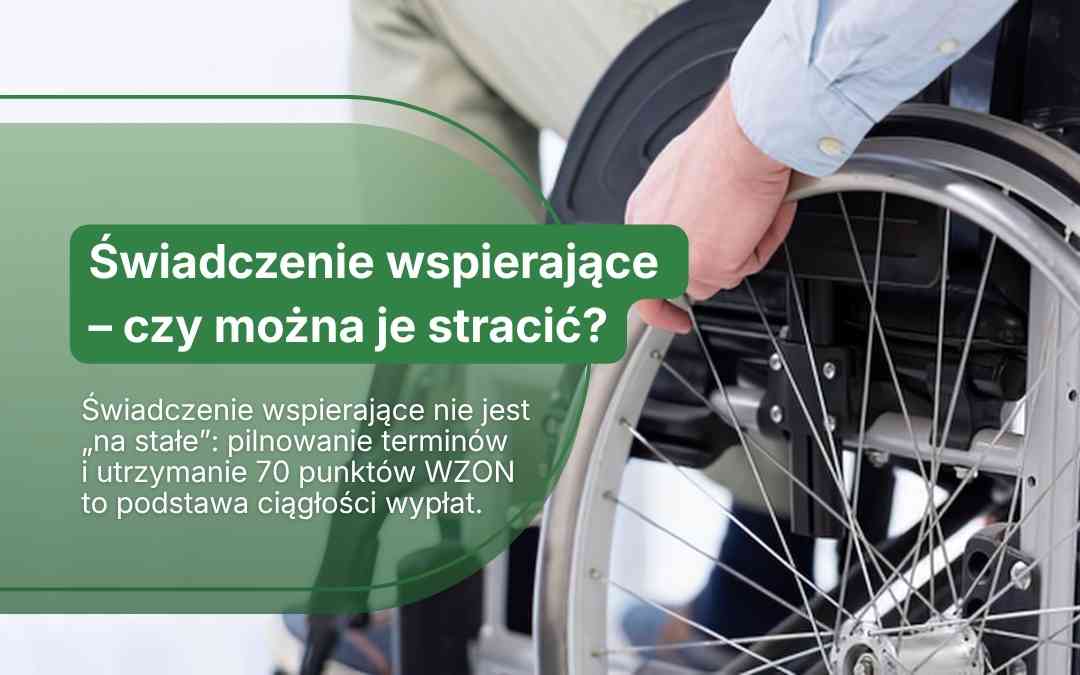 Grafika z napisem o utracie świadczenia wspierającego na tle koła wózka inwalidzkiego – kluczowe zasady ciągłości wypłat.