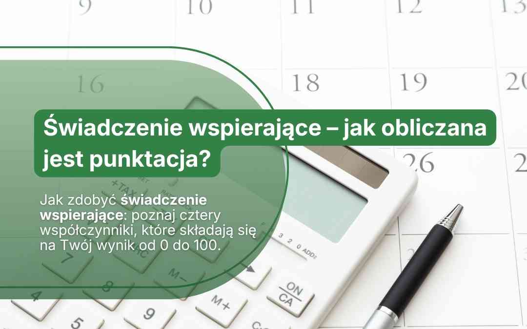 Kalkulator i długopis na tle kalendarza z napisem o obliczaniu punktacji do świadczenia wspierającego.