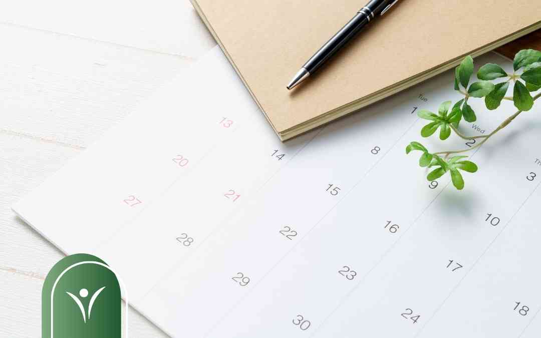 Długopis leżący na kalendarzu obok notatnika – symbol planowania i pilnowania terminów wypłat świadczenia wspierającego.