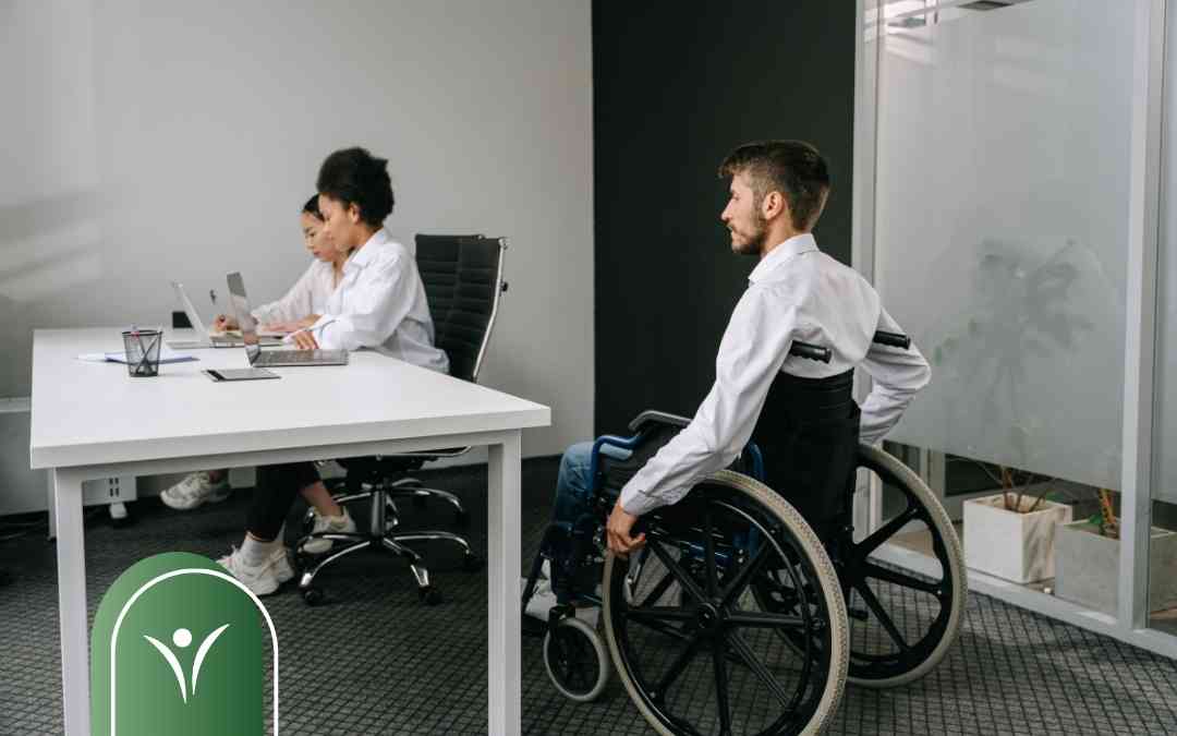 funkcjonalna.jpg Mężczyzna na wózku podczas wywiadu funkcjonalnego w biurze WZON – ocena poziomu potrzeby wsparcia.