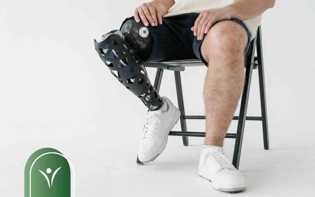 Mężczyzna z nowoczesną protezą nogi siedzi na krześle – ilustracja do zasad oceniania niepełnosprawności przez WZON.