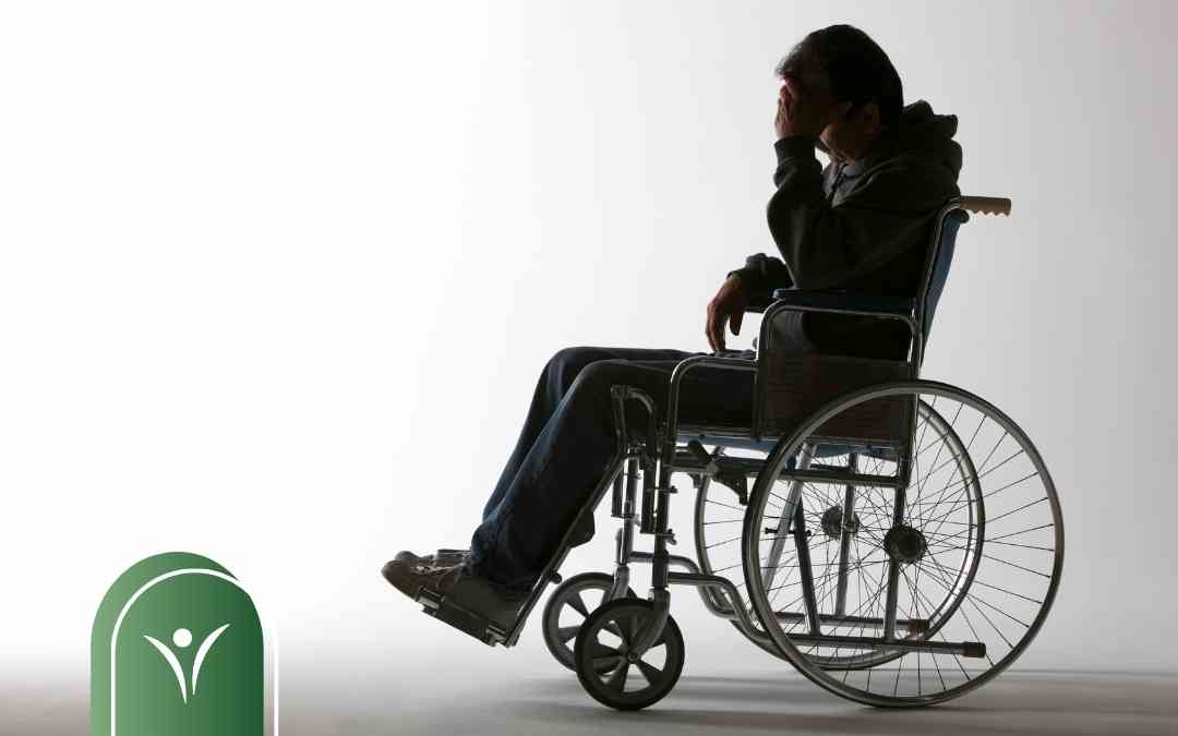 Osoba na wózku inwalidzkim w geście zadumy – grafika dotycząca trudności w procesie ubiegania się o świadczenie wspierające.