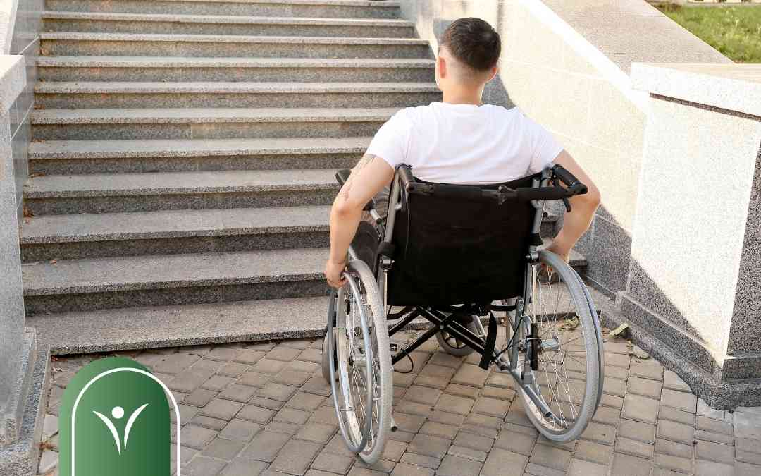 Mężczyzna na wózku przed schodami – ilustracja barier w codziennym funkcjonowaniu ocenianych przez WZON.