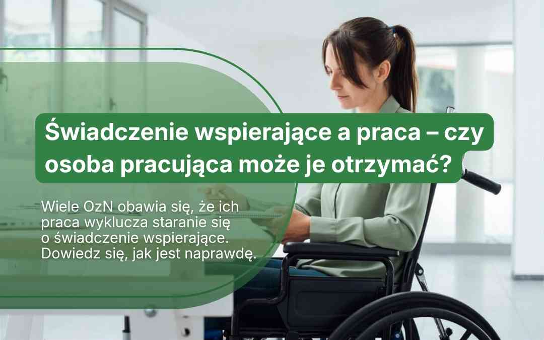 Kobieta na wózku inwalidzkim w biurze – grafika z pytaniem, czy osoba pracująca może otrzymać świadczenie wspierające.