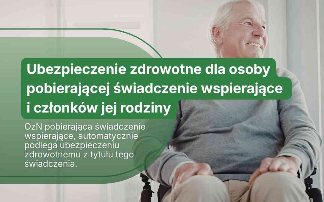 Senior na wózku inwalidzkim uśmiecha się obok tekstu o ubezpieczeniu zdrowotnym dla OzN.