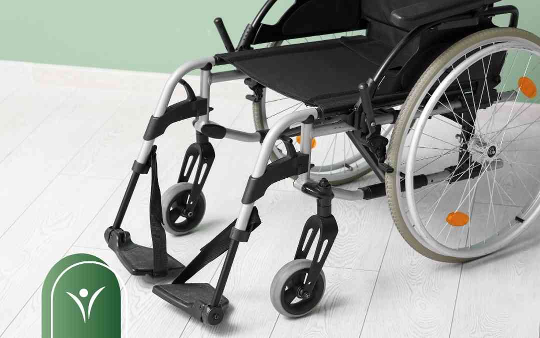 Nowoczesny wózek inwalidzki na jasnej podłodze jako symbol wsparcia w mobilności osób z niepełnosprawnościami.
