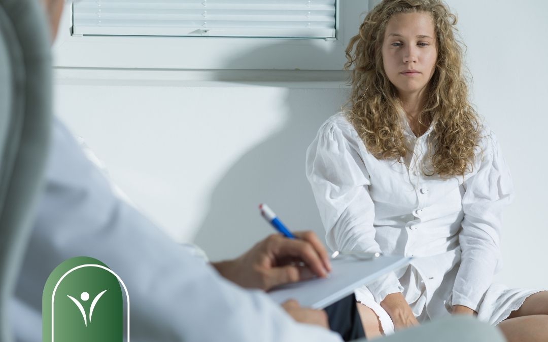 Kobieta rozmawia ze specjalistą podczas konsultacji dotyczącej zdrowia psychicznego.