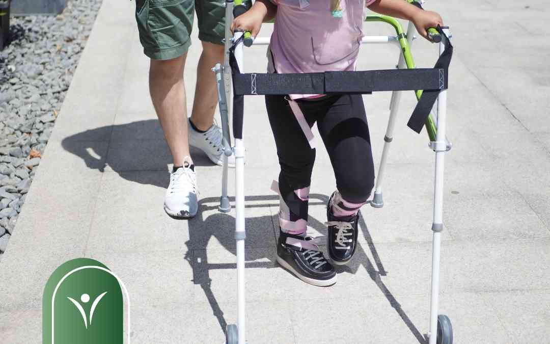 Dziewczynka z niepełnosprawnością idzie o chodziku w asyście opiekuna – ilustracja do artykułu o zasiłku pielęgnacyjnym.