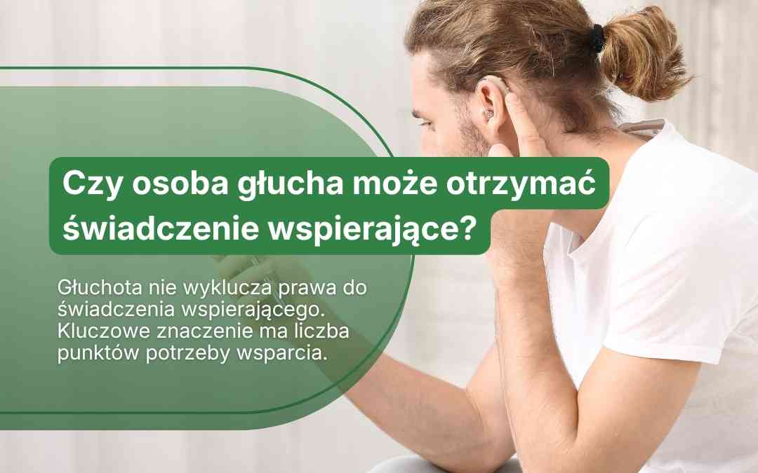 Mężczyzna z aparatem zausznym na tle napisu o zasadach przyznawania świadczenia wspierającego.