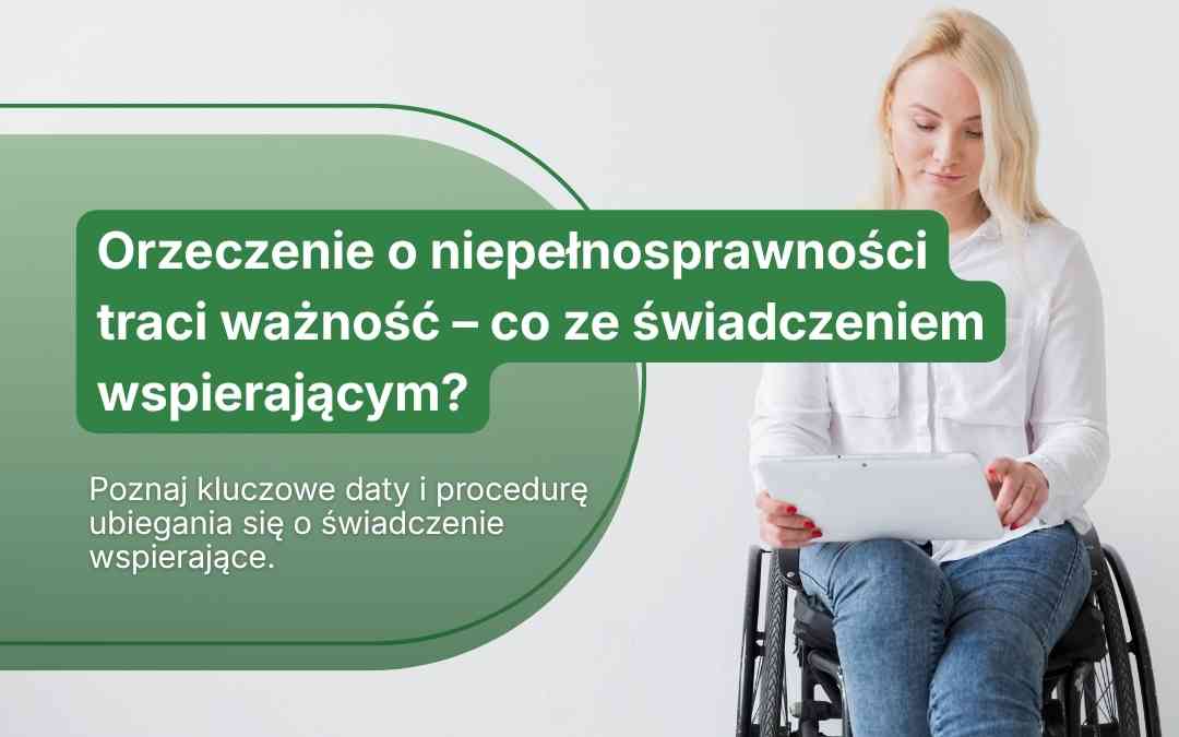 Blondynka na wózku inwalidzkim przegląda informacje na tablecie – grafika do artykułu o ważności orzeczenia o niepełnosprawności i świadczeniu wspierającym.