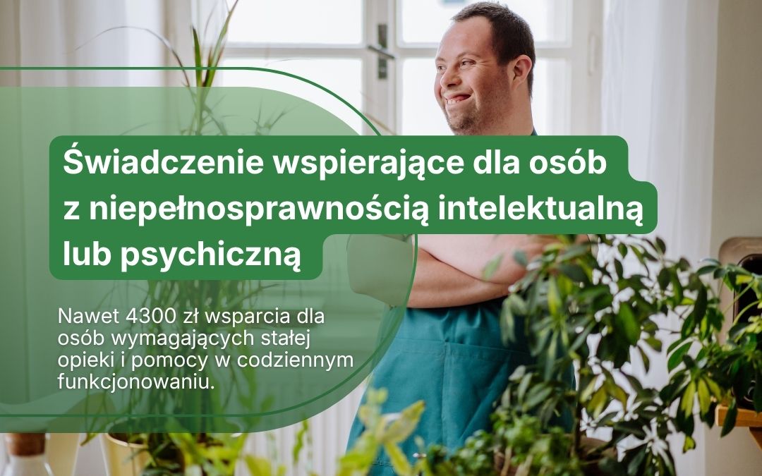 Uśmiechnięty mężczyzna stoi wśród roślin, z nałożoną grafiką informacyjną o świadczeniu wspierającym.