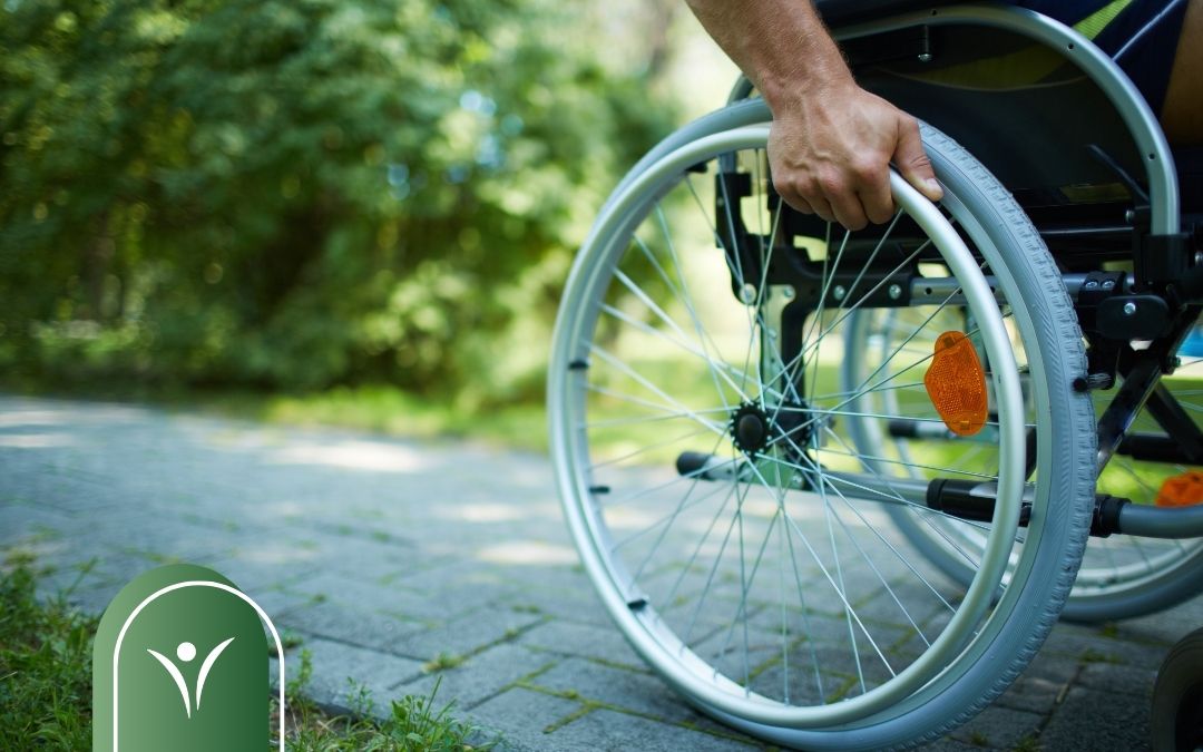 wózek inwalidzki - wsparcie osoby z niepełnosprawnościami 