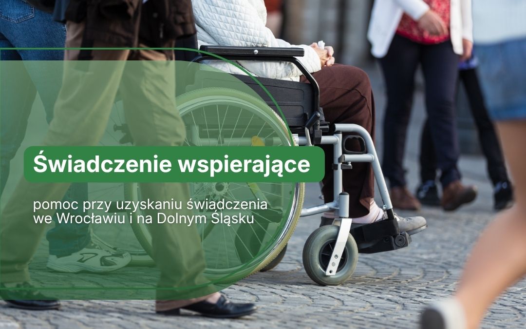 Osoba korzystająca z wózka inwalidzkiego podczas poruszania się po mieście. Grafika przedstawia temat świadczenia wspierającego oraz pomocy w jego uzyskaniu we Wrocławiu i na Dolnym Śląsku.