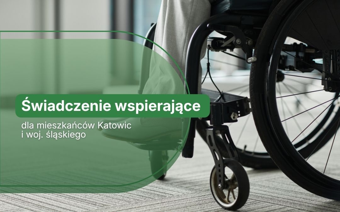 Zbliżenie na osobę siedzącą na wózku na jasnym tle